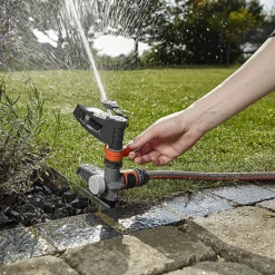 Arroseur Oscillant Et Asperseur Arroseur Canon Pic Comfort Gardena Arrosage Pelouse Secteur Réglable -Espace vert et piscine Soldes Boutique arroseur canon sur pic comfort gardena pelouse secteur arrosage reglable 450m2 2